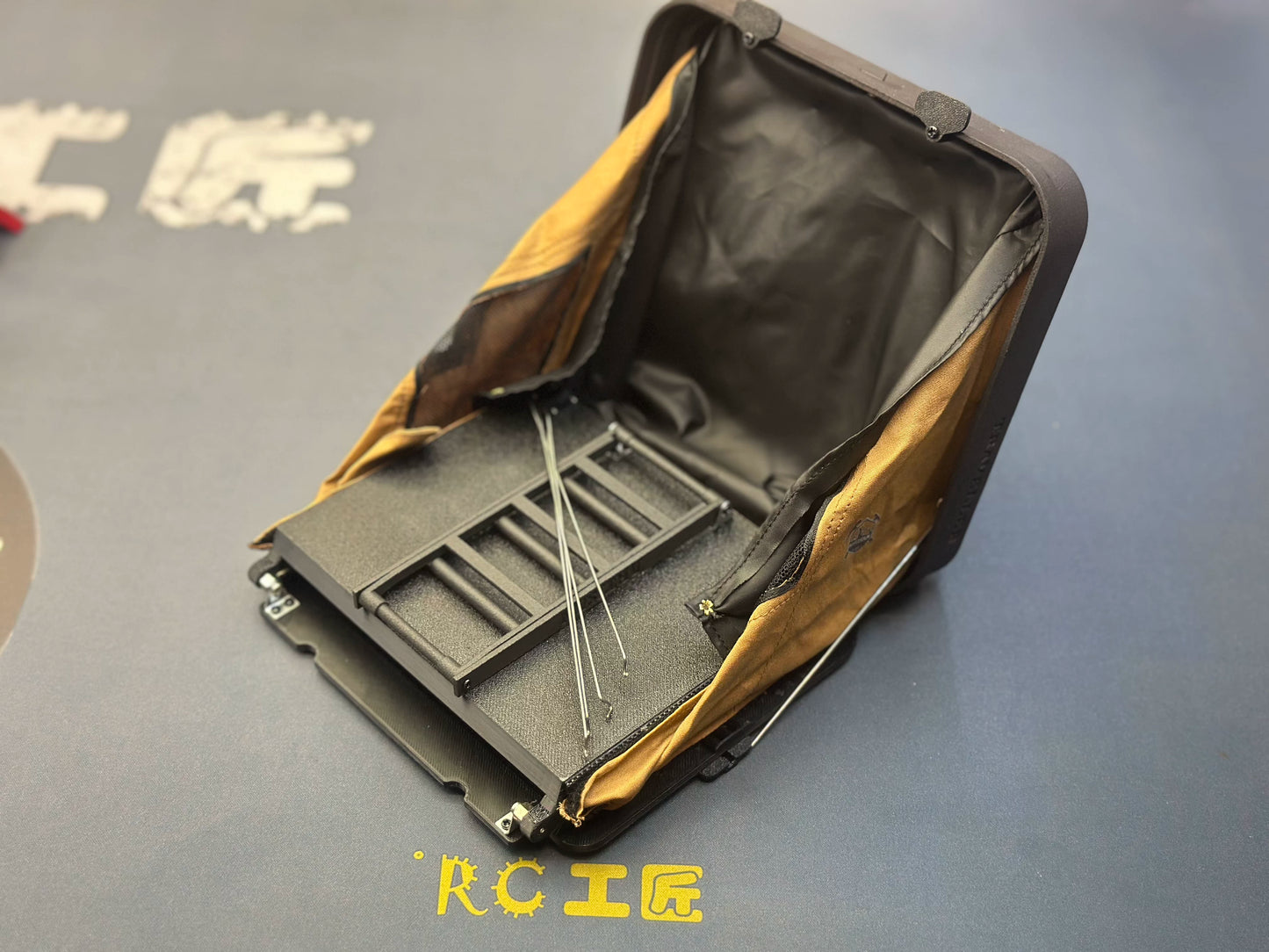 1/10 RC CAR Universal Foldable Luggage Rack Camping Tent Plastic Model
