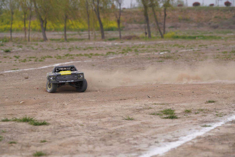 TRACTION HOBBY KM 1/6 CHALLENGER RC CAR KIT