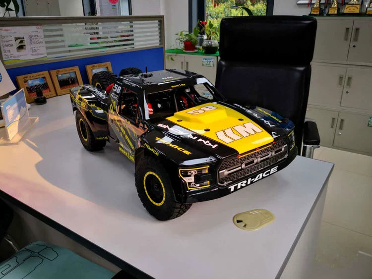 TRACTION HOBBY KM 1/6 CHALLENGER RC CAR KIT