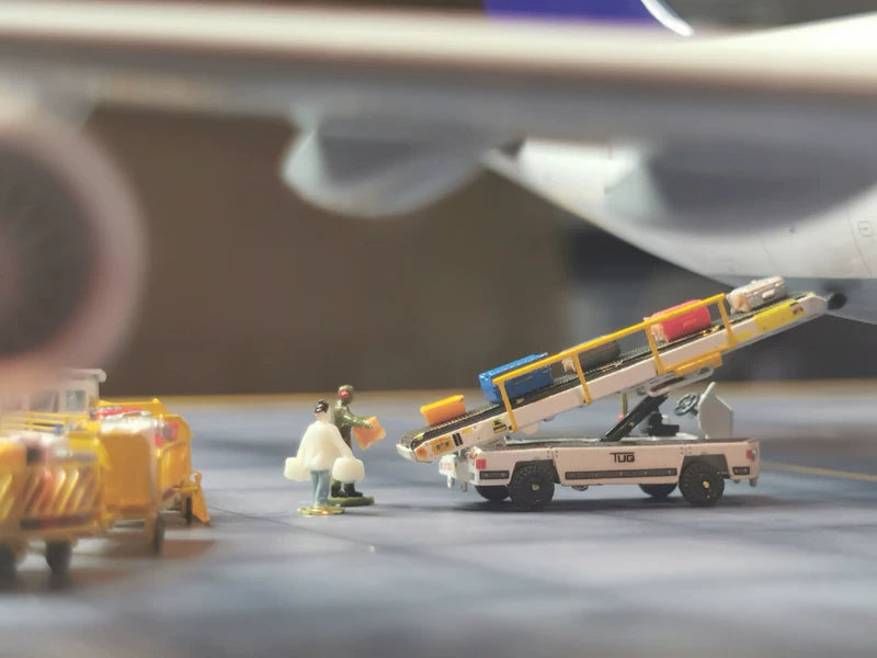 1:200 Airport Scene Model TUG Luggage Transport System MH-50 Trailer TUG660 Luggage Transfer Truck