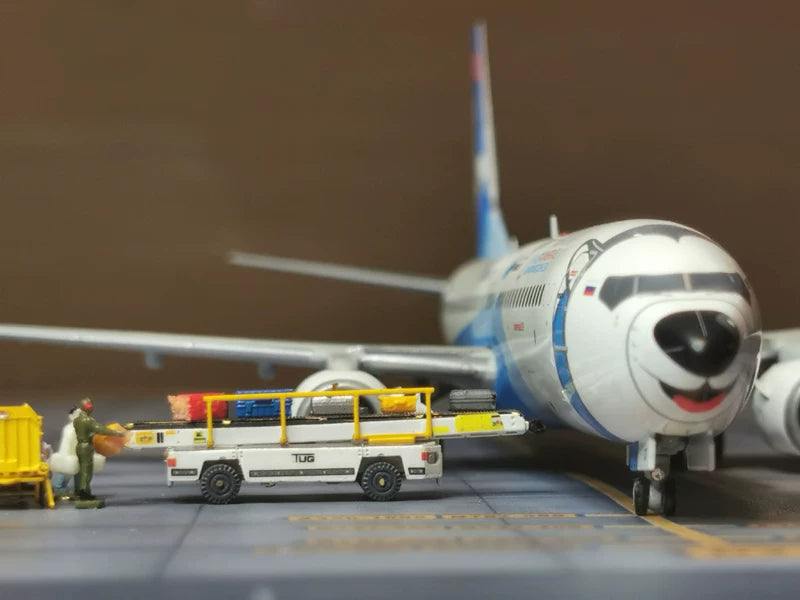 1:200 Airport Scene Model TUG Luggage Transport System MH-50 Trailer TUG660 Luggage Transfer Truck