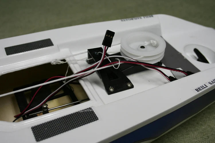 2.4GHz 4 Channel Century 750 BS03 Fibreglass Radio Control RC Sailboat  RTR